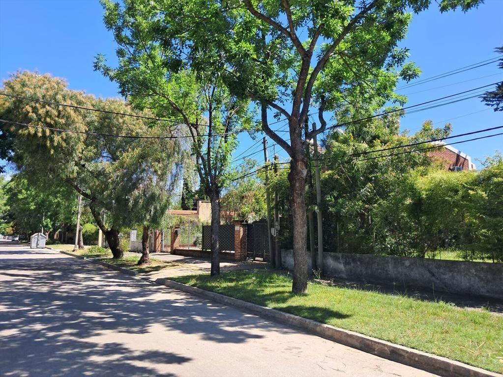 Buen predio, muy lindo entorno, sobre calle Orleans, Carras