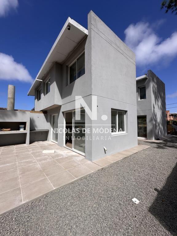 Vende casa de 3 dormitorios en Jardines de Punta