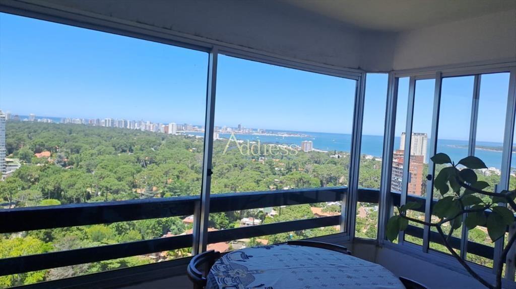 Vende apartamento de 2 dormitorios más servicio