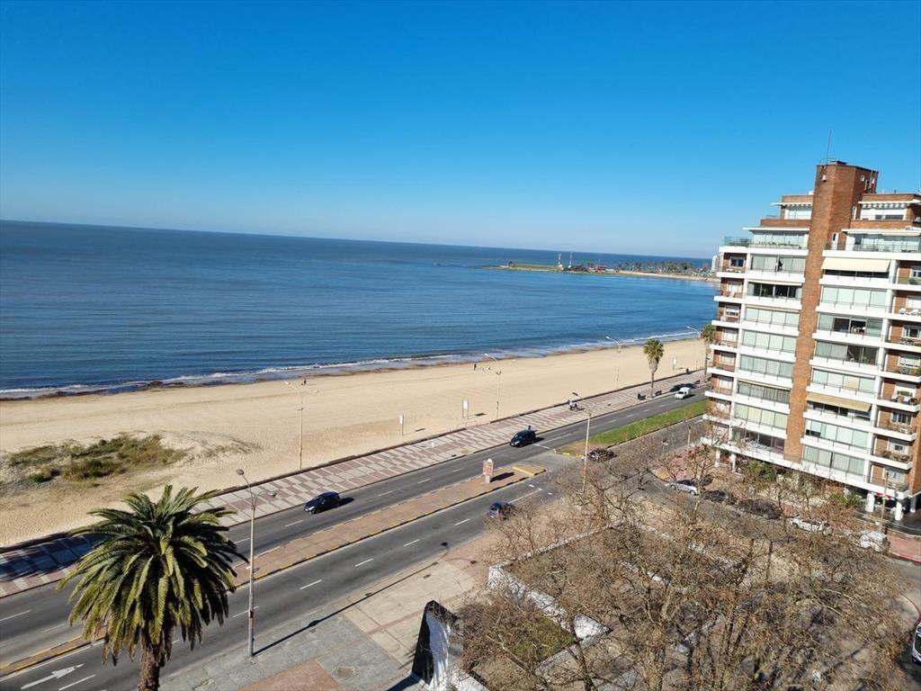 Apartamento -Rambla Pocitos, piso alto , 243 m2 , a recicla