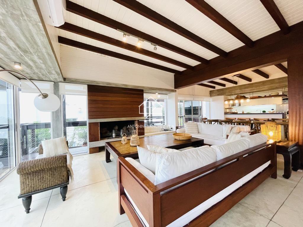 Excelente Casa de 5 Dormitorios en Alquiler, Manantiales, L