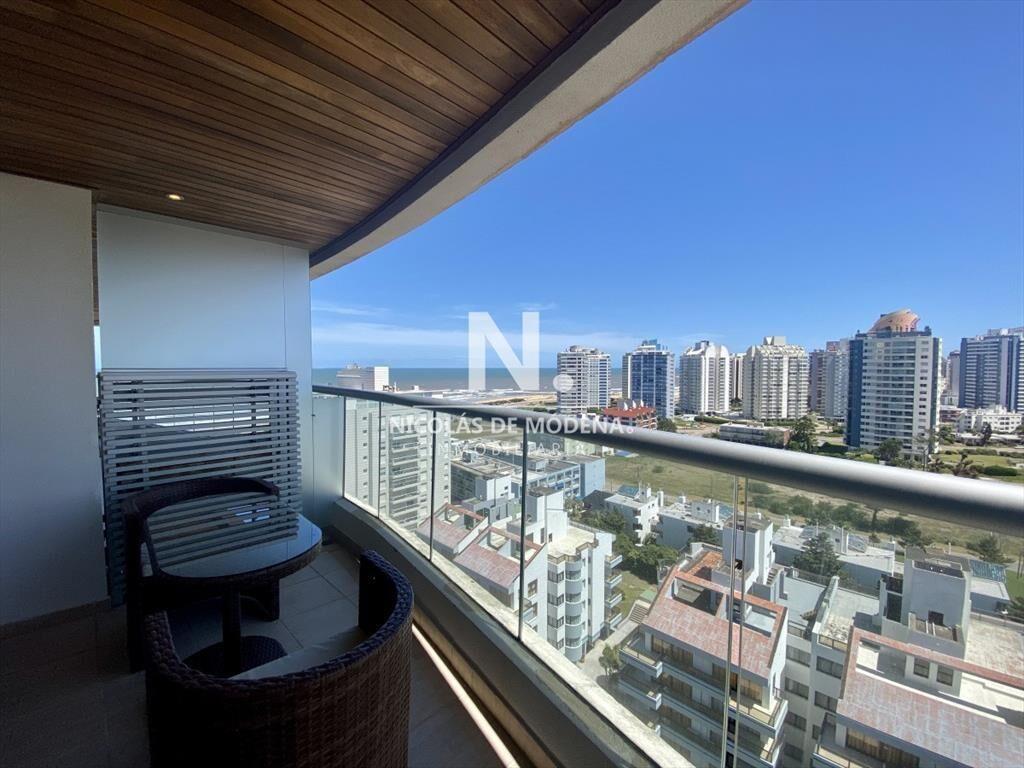 Gran living comedor con salida a amplia terraza con vista y
