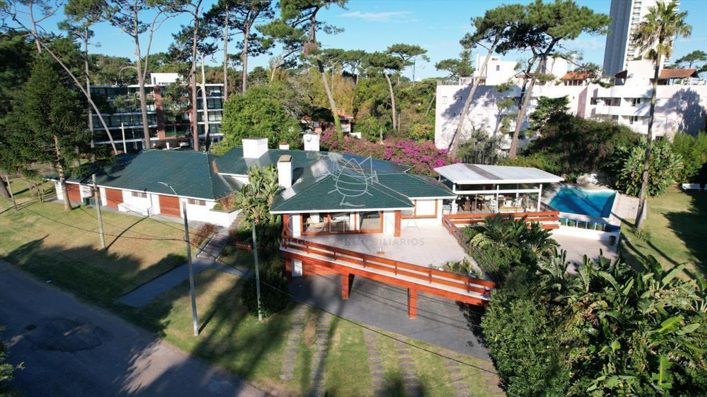Alquila gran casa de 5 dormitorios en Playa Mansa, Punta de