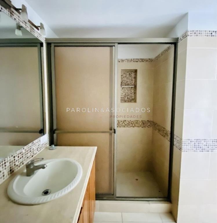 Apartamento de 3 dormitorios en venta en Punta