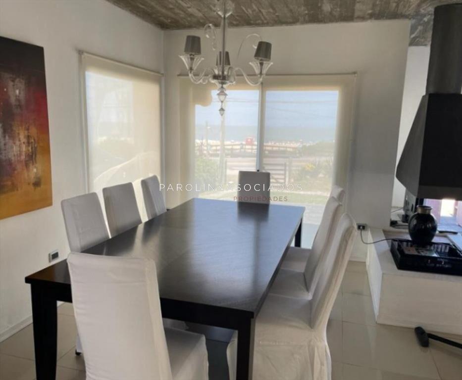 Hermosa casa en venta de 4 dormitorios frente al mar en Mon