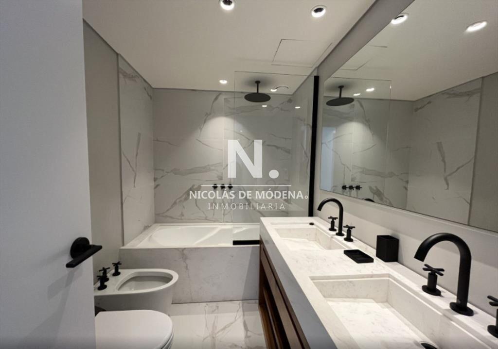 En venta apartamento en Manantiales de 3 dormitorios, con v