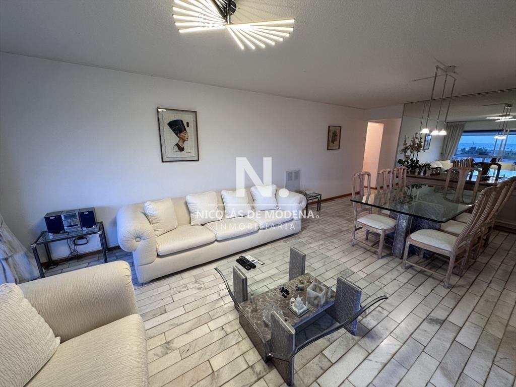 Vende apartamento de 3 dormitorios en Playa Punta