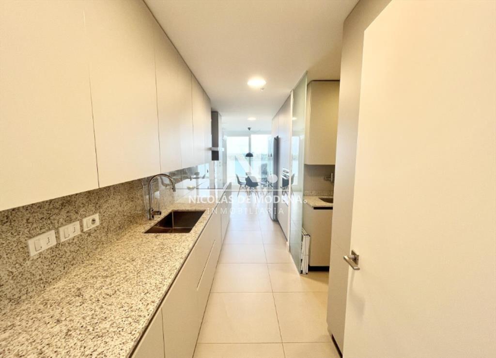 Vende apartamento en Brava - Punta del Este de 3 dormitorio