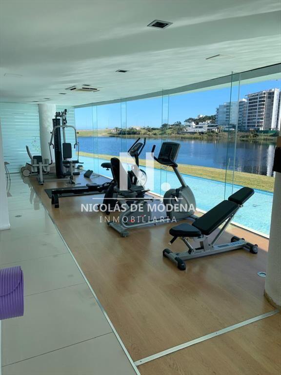 vende pent house duplex en playa mansa punta del