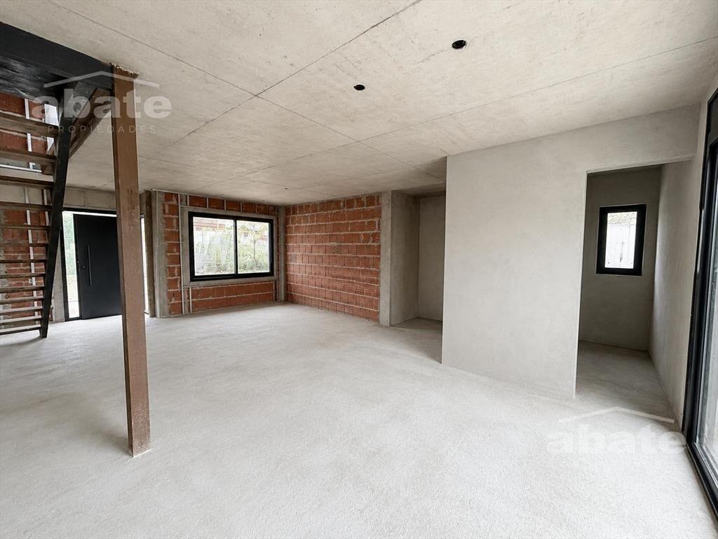 Venta casa de tres dormitorios y dos baños muy próxima al C