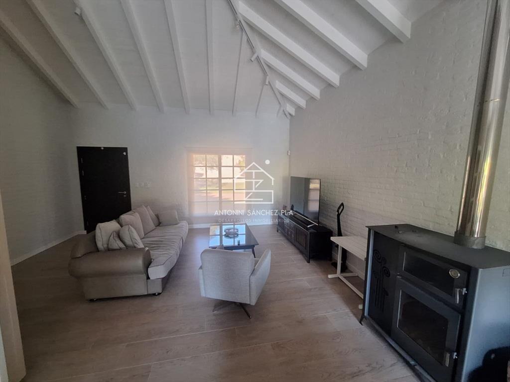 Vende casa de 3 dormitorios con fondo al Club de
