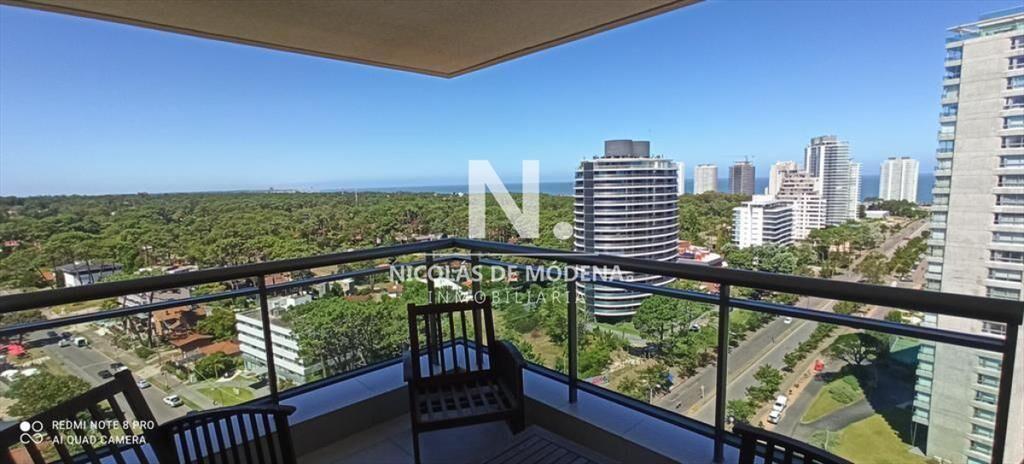 Vende apartamento de 3 dormitorios en Brava Punta