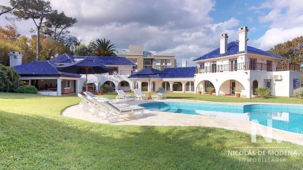 Venta de gran residencia a pasos de la playa Brava en RincÃ
