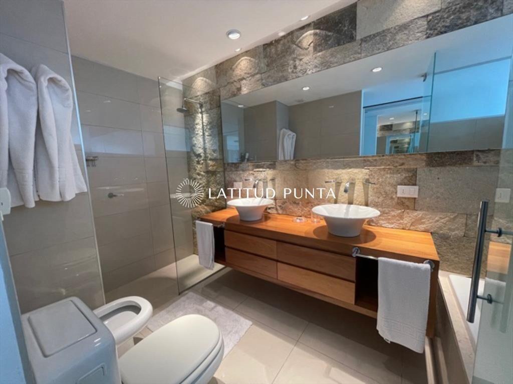 Apartamento en Brava, 3 suites más dependencia