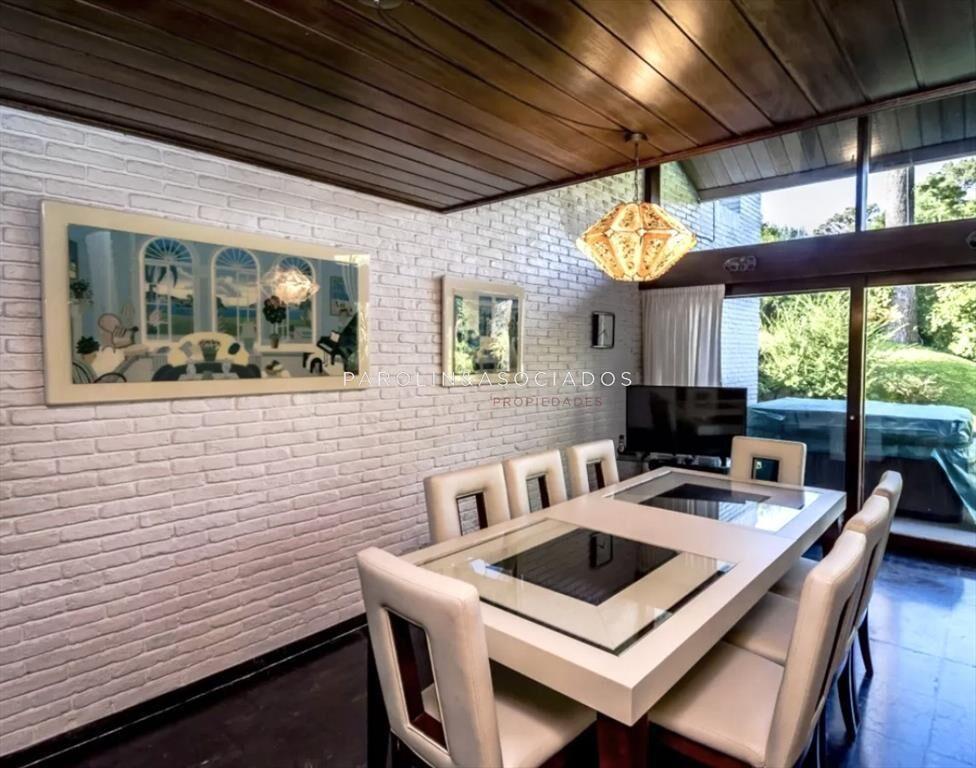 Excelente Casa de 4 Dormitorios en Playa Mansa,