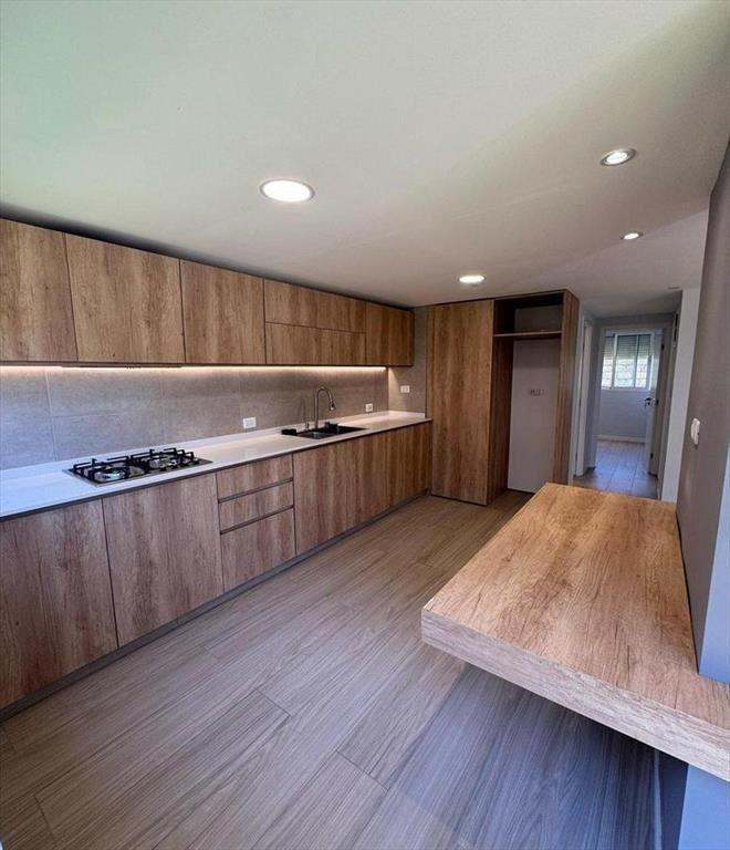 VENTA EXCELENTE APARTAMENTO. RECICLADO A ESTRENAR.