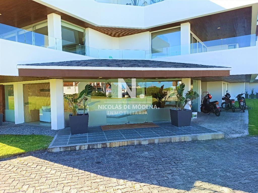 Vende apartamento de 2 Dormitorios en suite, con