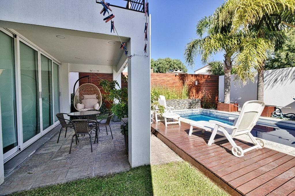 Casa en venta c/ cochera en Atlántida