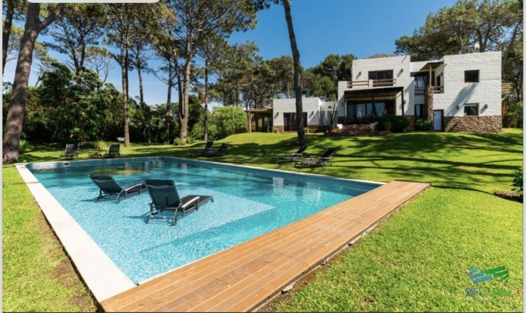 Excelente casa de 5 dormitorios mas dependencia y