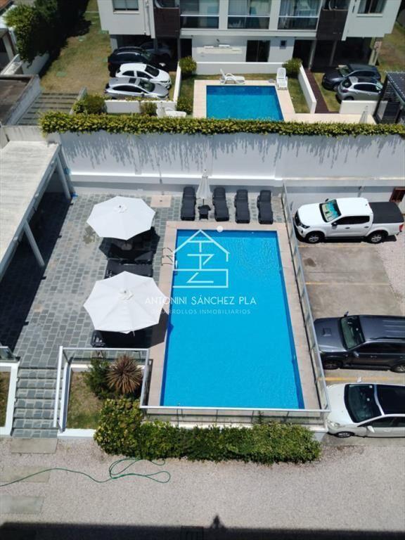 AIDY GRILL UN DORMITORIO CON PISCINA