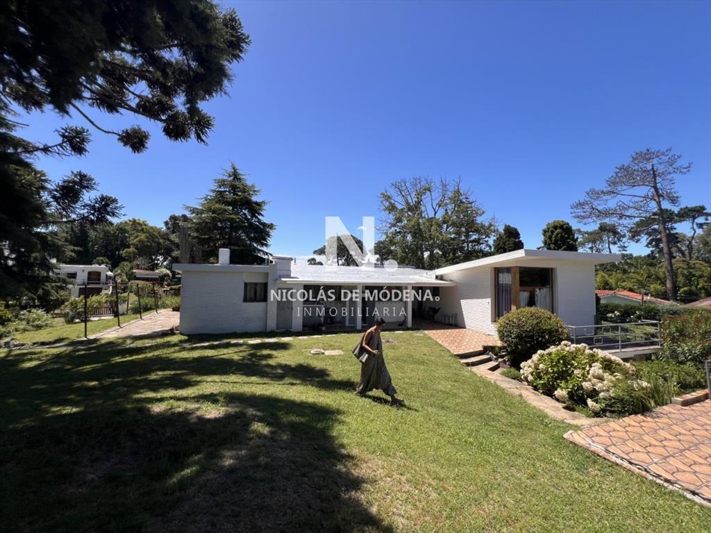 Amplia casa en Cantegril, Punta del Este. 509m2 y