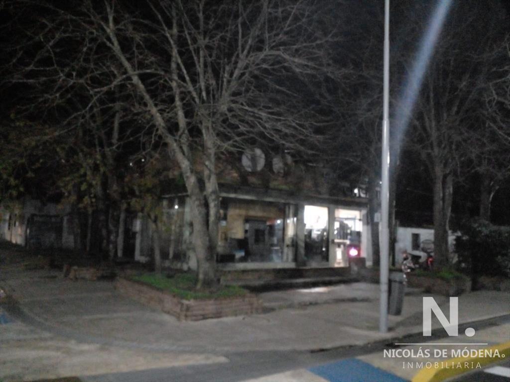 LOCALES ESQUINEROS a pasos del CENTRO DE MALDONADO.