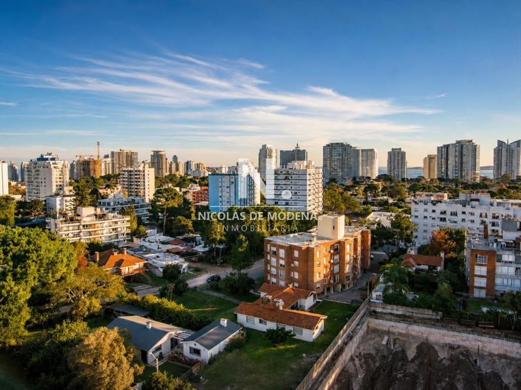 Vende apartamento de 3 dormitorios en Punta del
