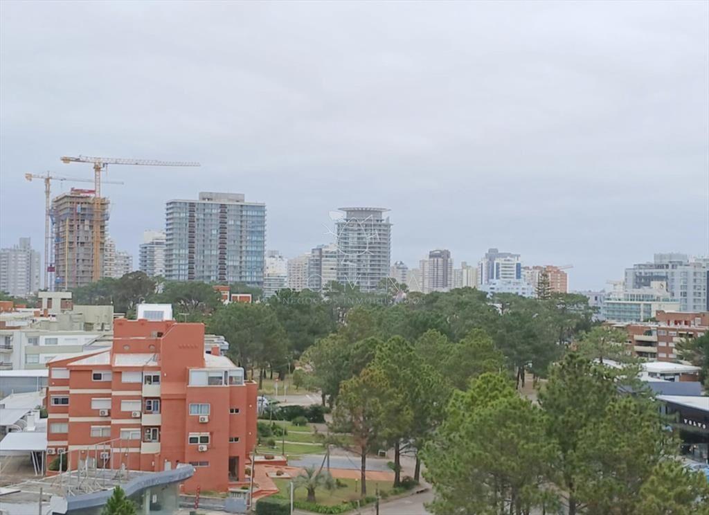 Apartamento 2 dormitorios, 2 baños , Balcón y cochera en
