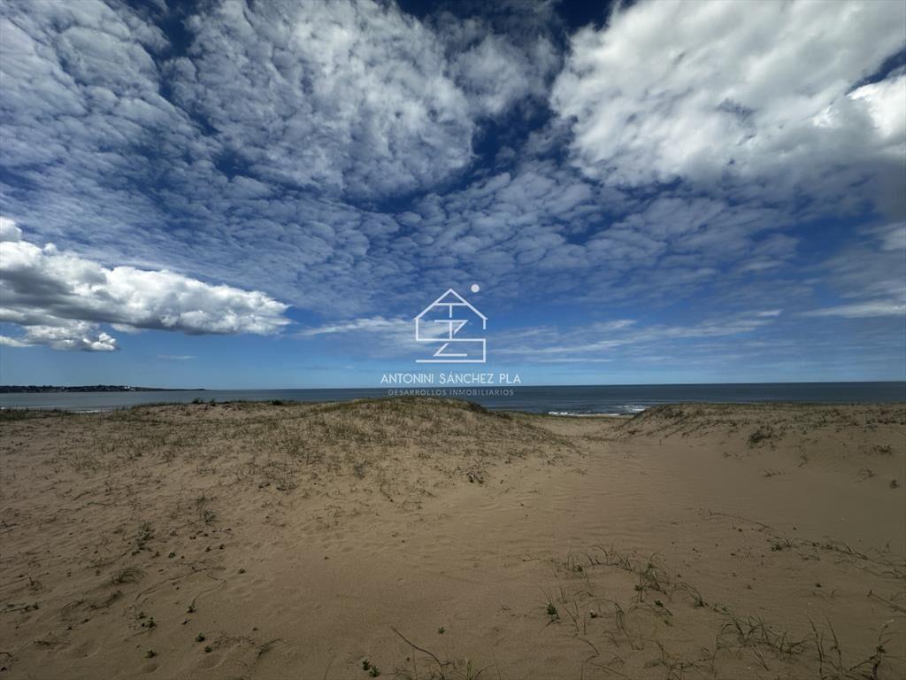 Venta en exclusiva terreno primera línea al mar