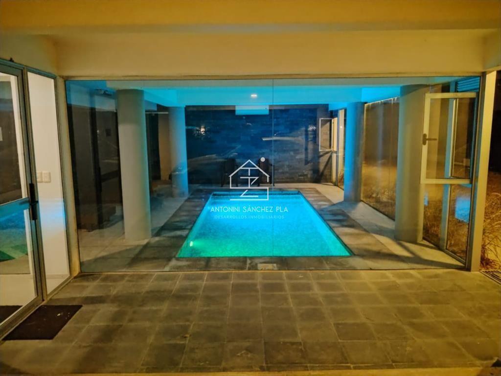 AIDY GRILL UN DORMITORIO CON PISCINA