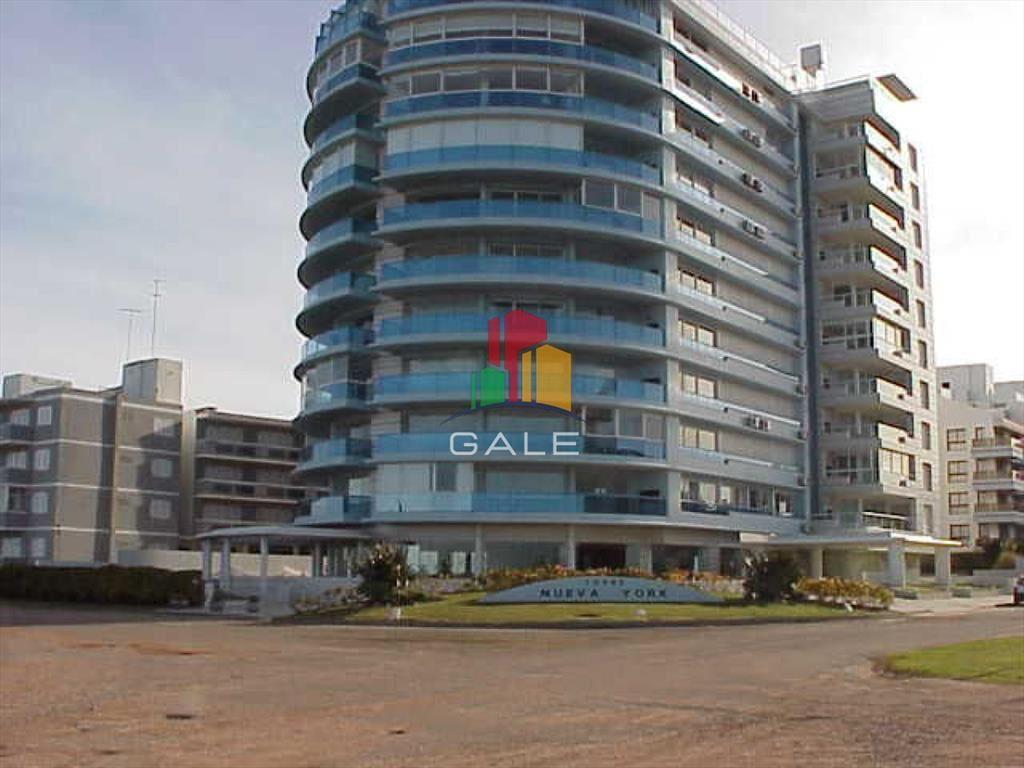 Apartamento en venta de 3 dormitorios y servicio