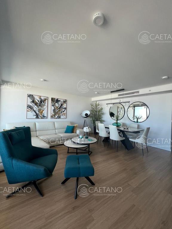 Vende apartamento de 2 dormitorios en suite, con