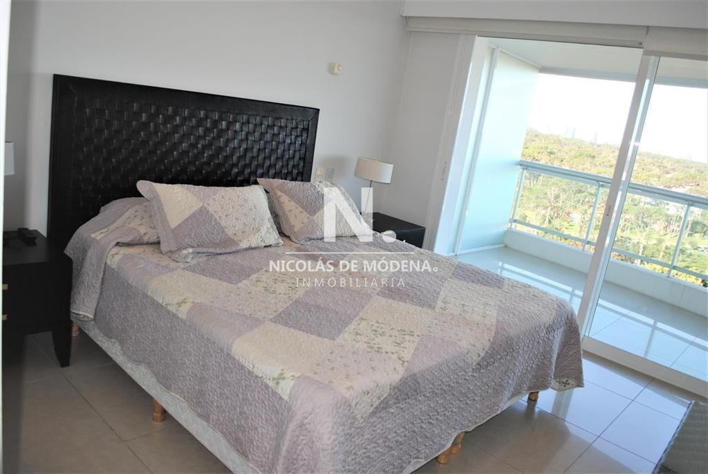 Departamento en prestigiosa torre de Punta del