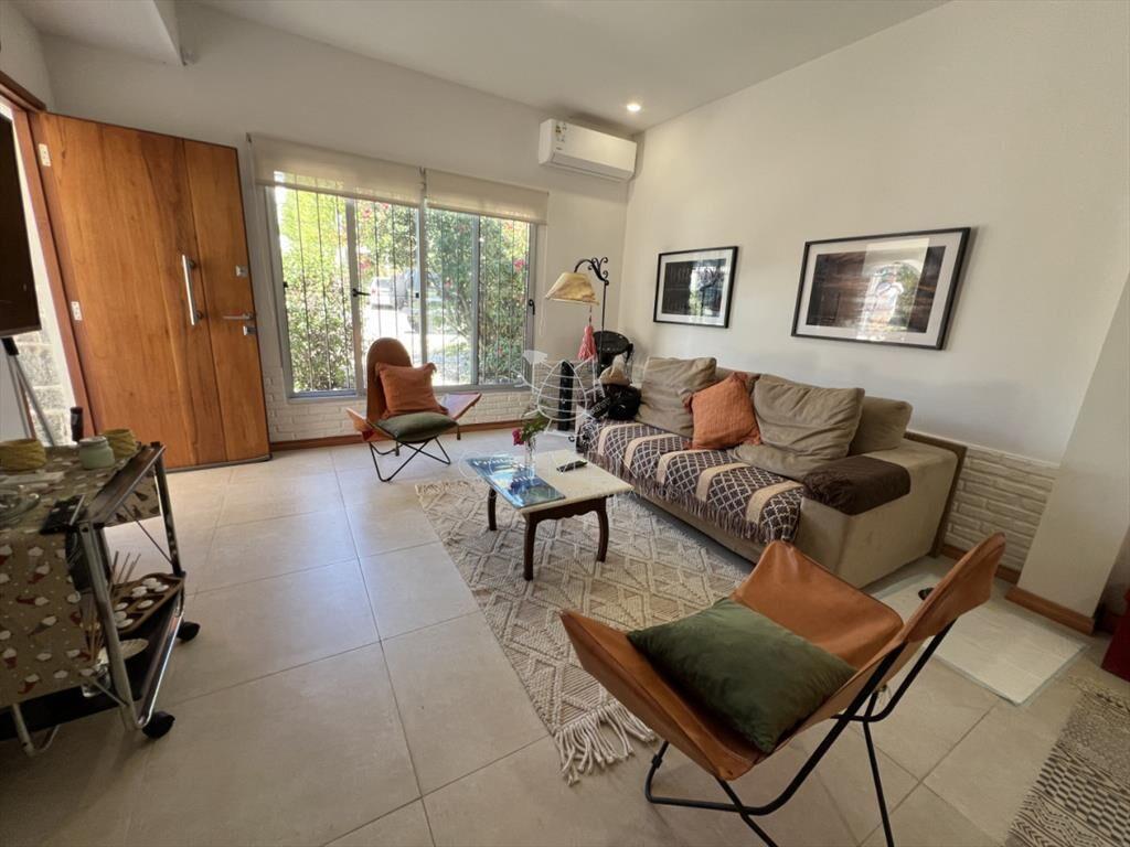 EN VENTA! Espectacular casa reciclada a nueva, con dos apar