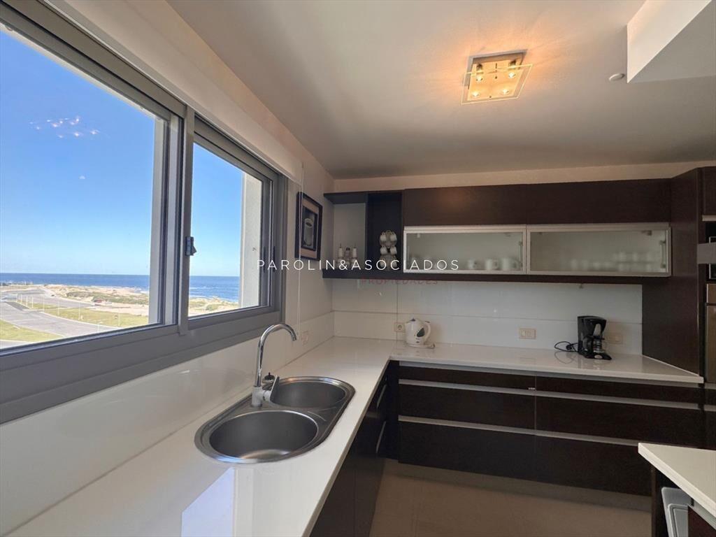 Apartamento de 3 dormitorios mas dependencia de