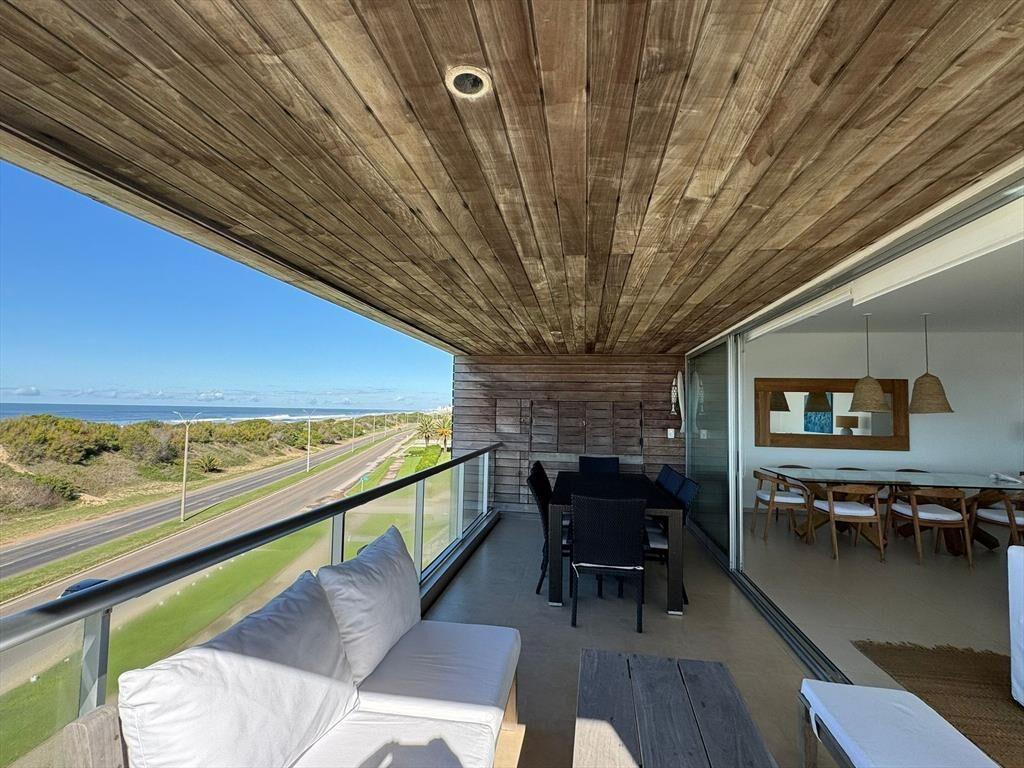 Venta Brava 28 4 suites, vista al mar amenities.