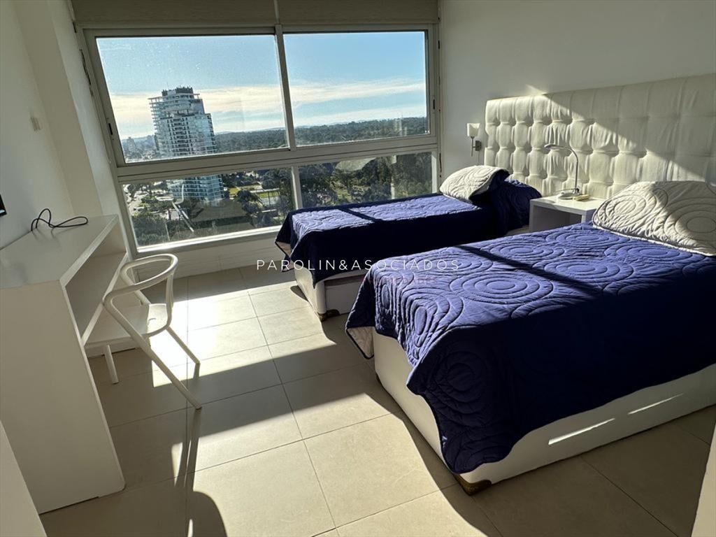 Apartamento en venta en edificio Le Parc I, Punta