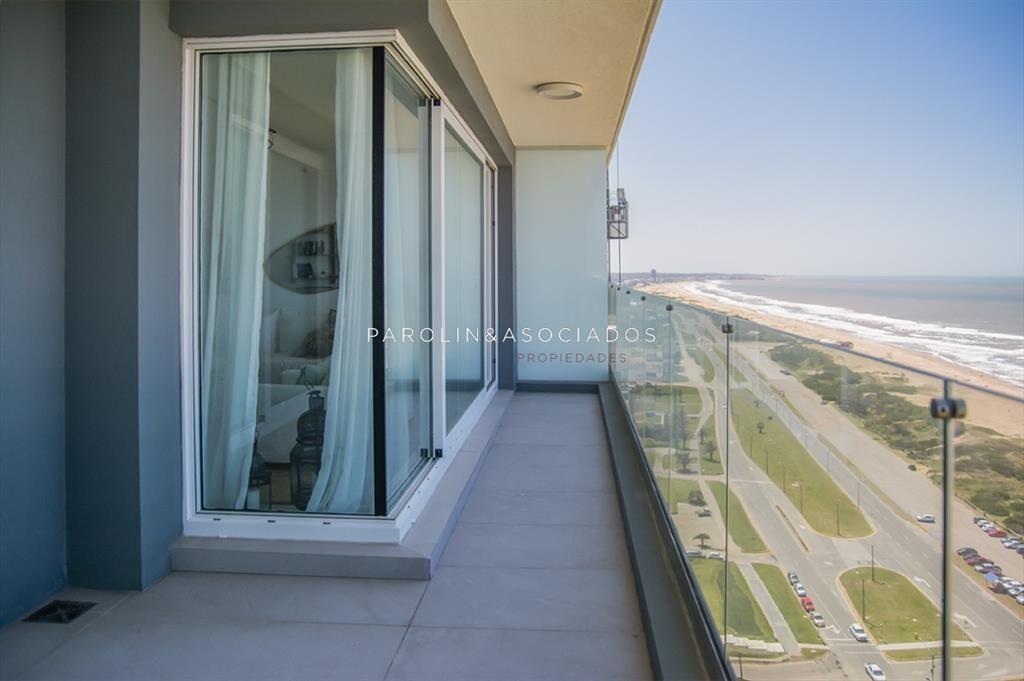 Apartamento en venta en piso alto en edificio Le