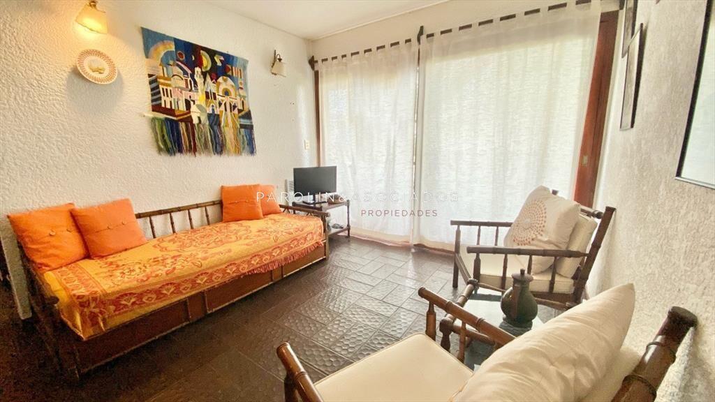 Apartamento en venta a una cuadra del Mar y con Parrillero