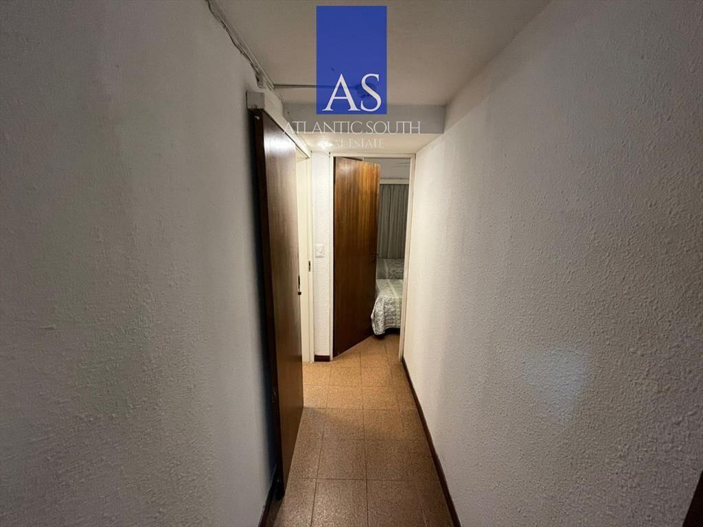 Vende apartamento de 2 dormitorios con terraza y