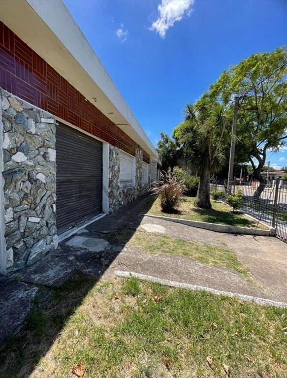 Venta 2 casas Peñarol,717 m2,multiples garajes.3 dormi,pa...