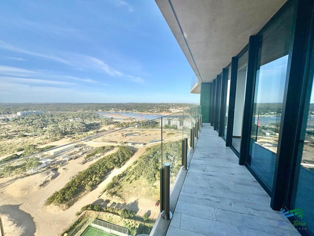 Oportunidad en Surfside - Piso alto   1 +