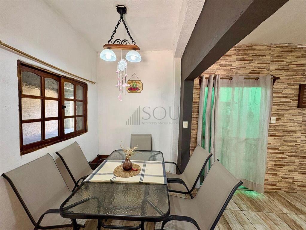 Venta casa 2 dormitorios, patio y garaje, Punta de Rieles
