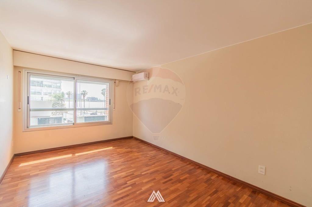 Venta apartamento Pocitos 4 dormitorios / garaje