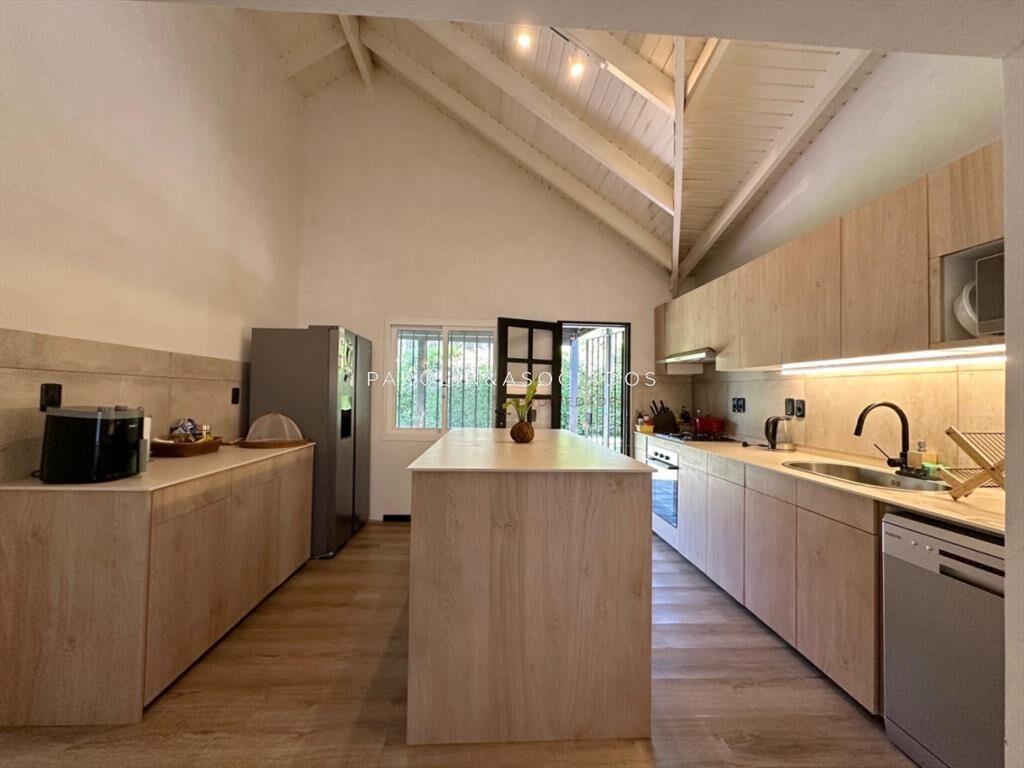 Casa En Venta De 5 Dormitorios + Dependencia de