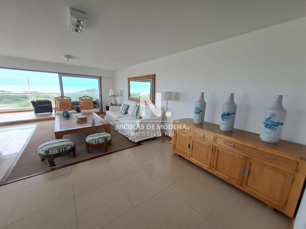 Apartamento en venta de 3 dormitorios y servcio