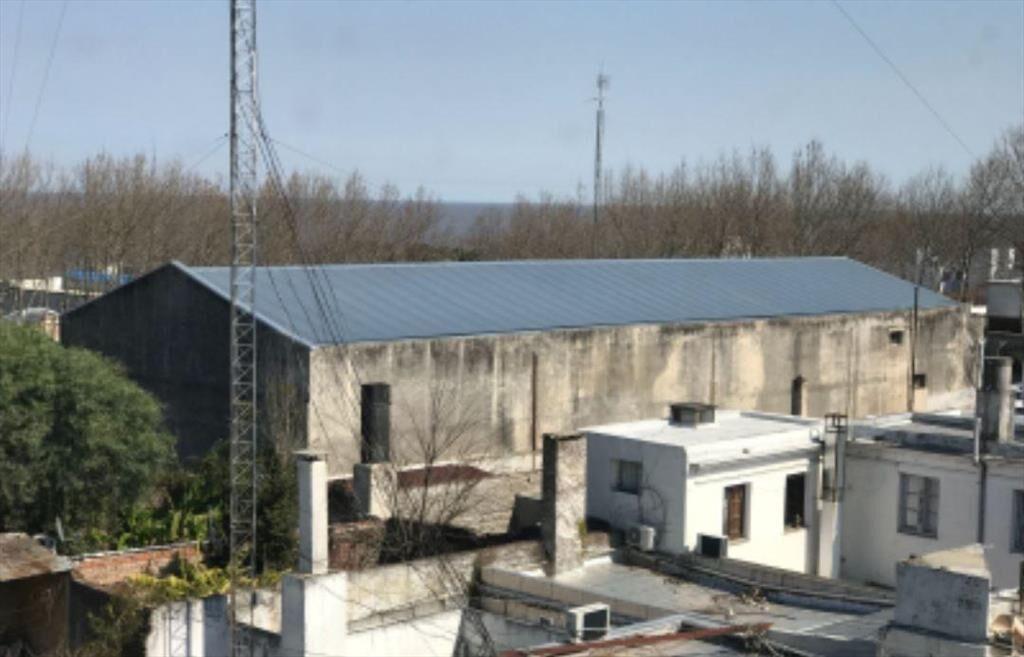 VENTA DE LOCAL DE GRAN METRAJE EN COLONIA DEL SACRAMENTO