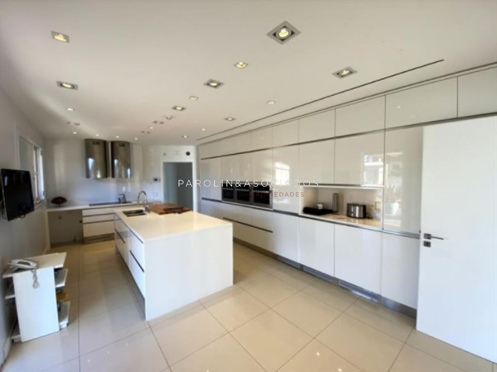 Hermosa casa en venta frente al mar, Punta del