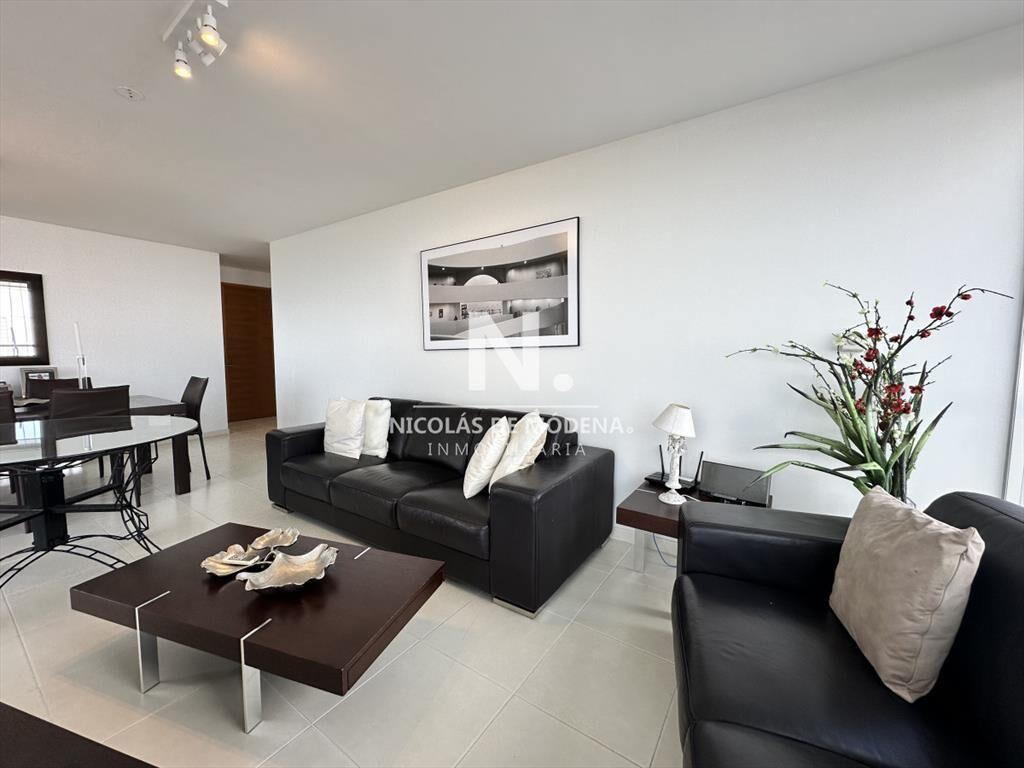 Vende apartamento de 3 dormitorios en Seasons del