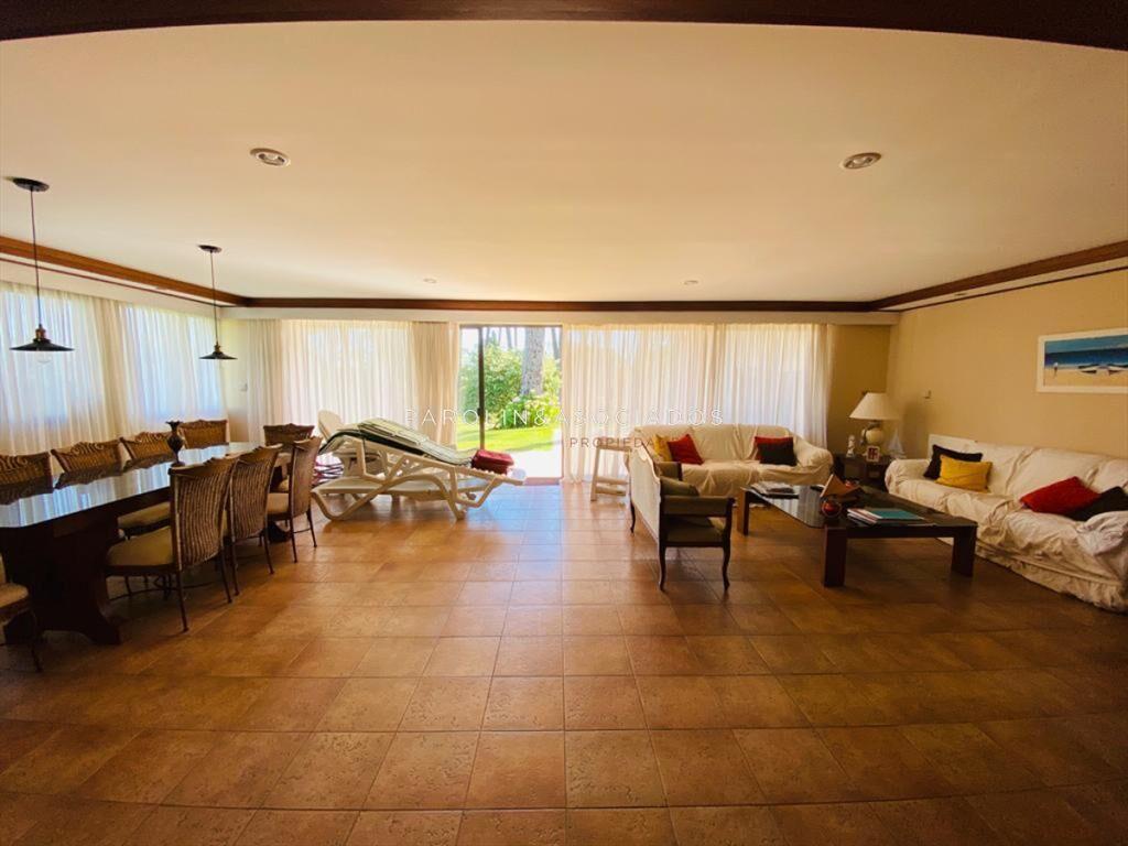 Excelente propiedad en venta de 4 suites en Punta